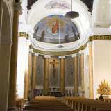 Anche all�interno l�edificio si presenta notevolmente riammodernato, si fa notare per� l�abside dominato dal crocifisso in legno e dal mosaico della volta che raffigura Cristo e quattro santi francescani